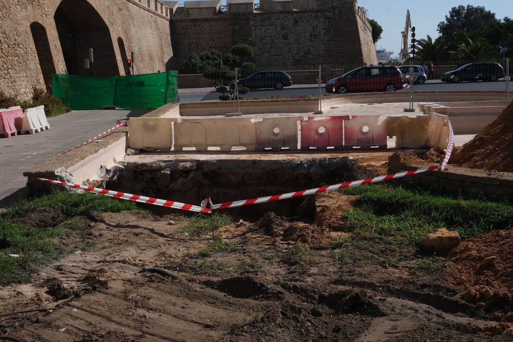 Fotos: las bóvedas de Puertas de Tierra, al descubierto por las obras en la fuente