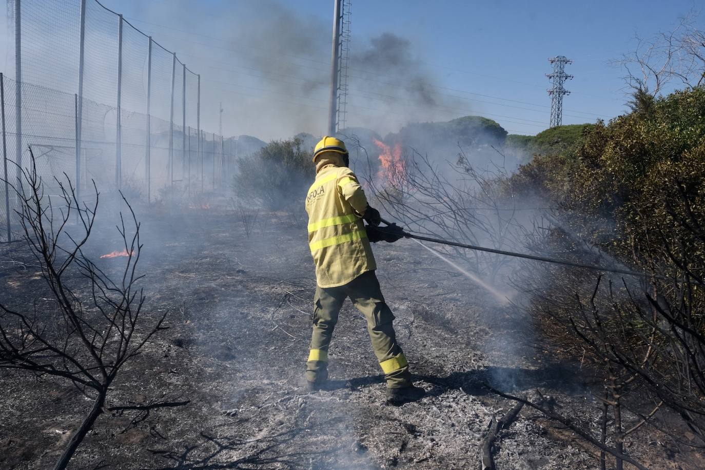 Las imágenes del incendio en Puerto Real