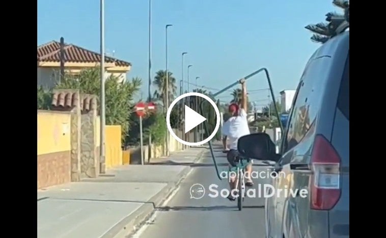 Vídeo: Circula en bici con un objeto de gran tamaño por Sanlúcar de Barrameda