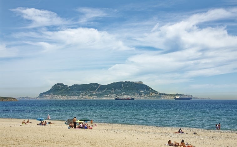 Una aparcacoches estafa 40 euros a dos turistas austriacos en una playa de Algeciras