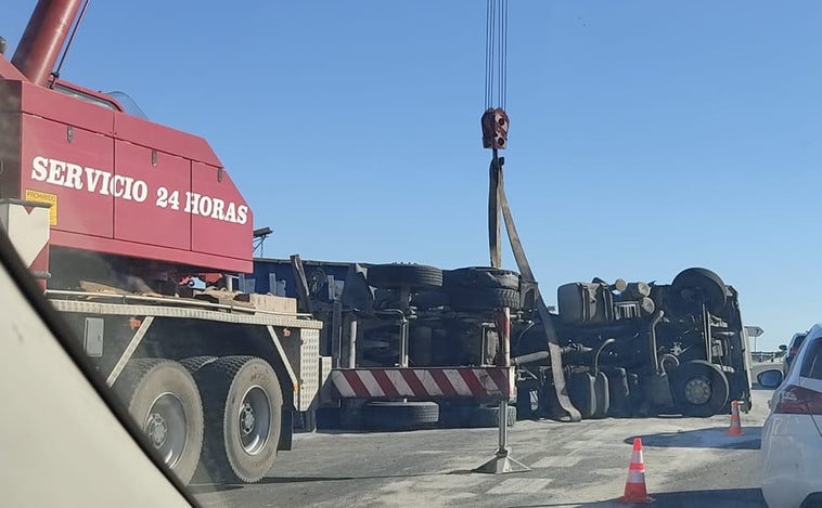 Un camión vuelca en la autovía A-48, en Chiclana