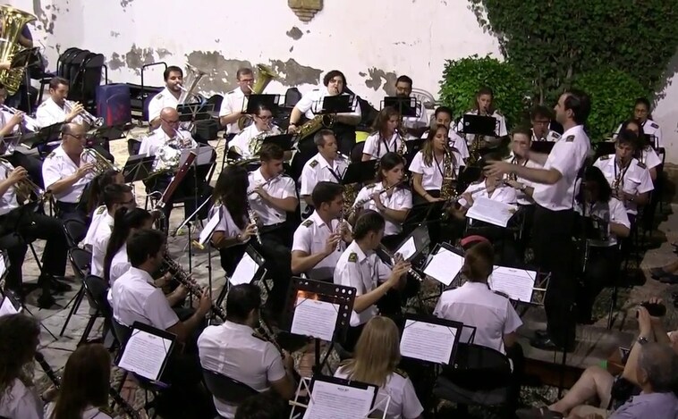 Concierto de la banda Maestro Dueñas en el patio del edificio San Agustín