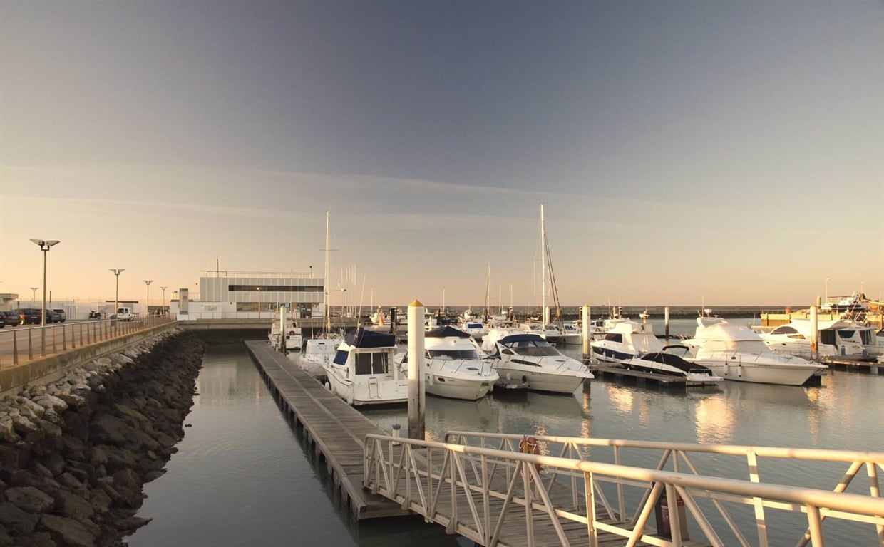 La Junta impulsa el uso de la energía fotovoltaica en el puerto de Chipiona