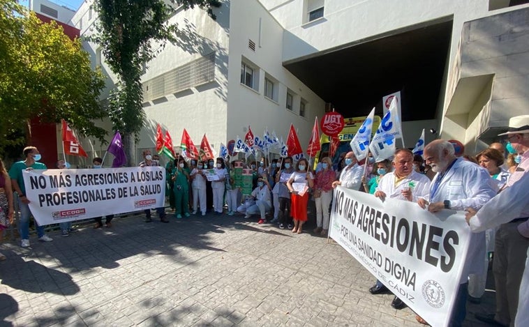 Los sanitarios se manifiestan contra la violencia tras la última agresión en el hospital de Jerez