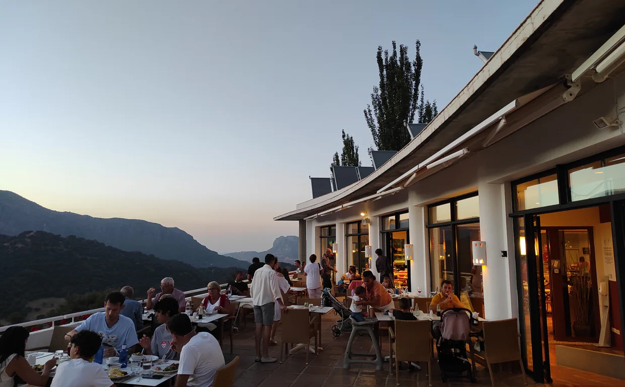 Huéspedes del hotel Fuerte de Grazalema cenan con vistas al accidentado y privilegiado paisaje serrano