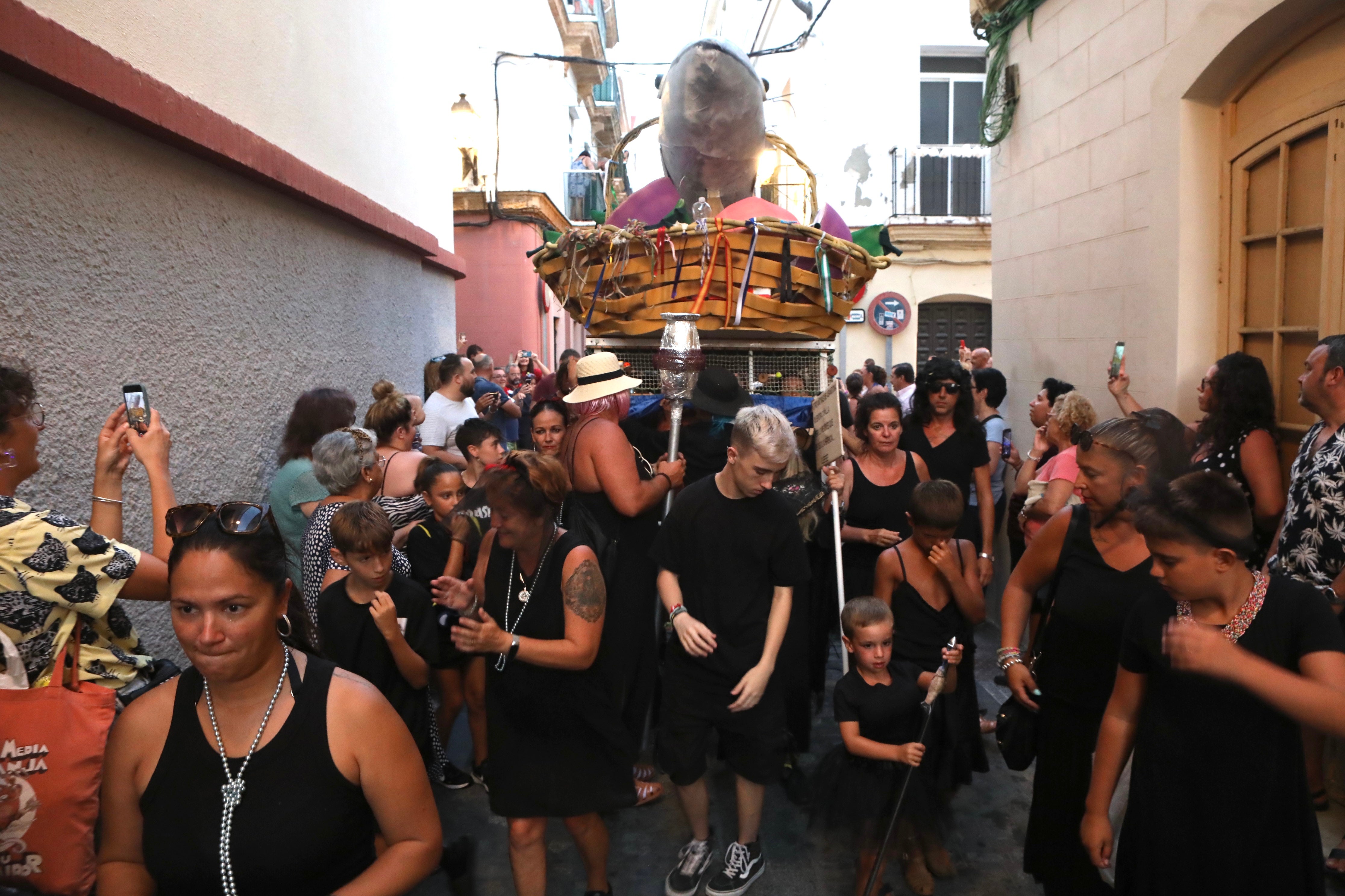 El entierro de la caballa, en imágenes: esta es la fiesta típica de Cádiz