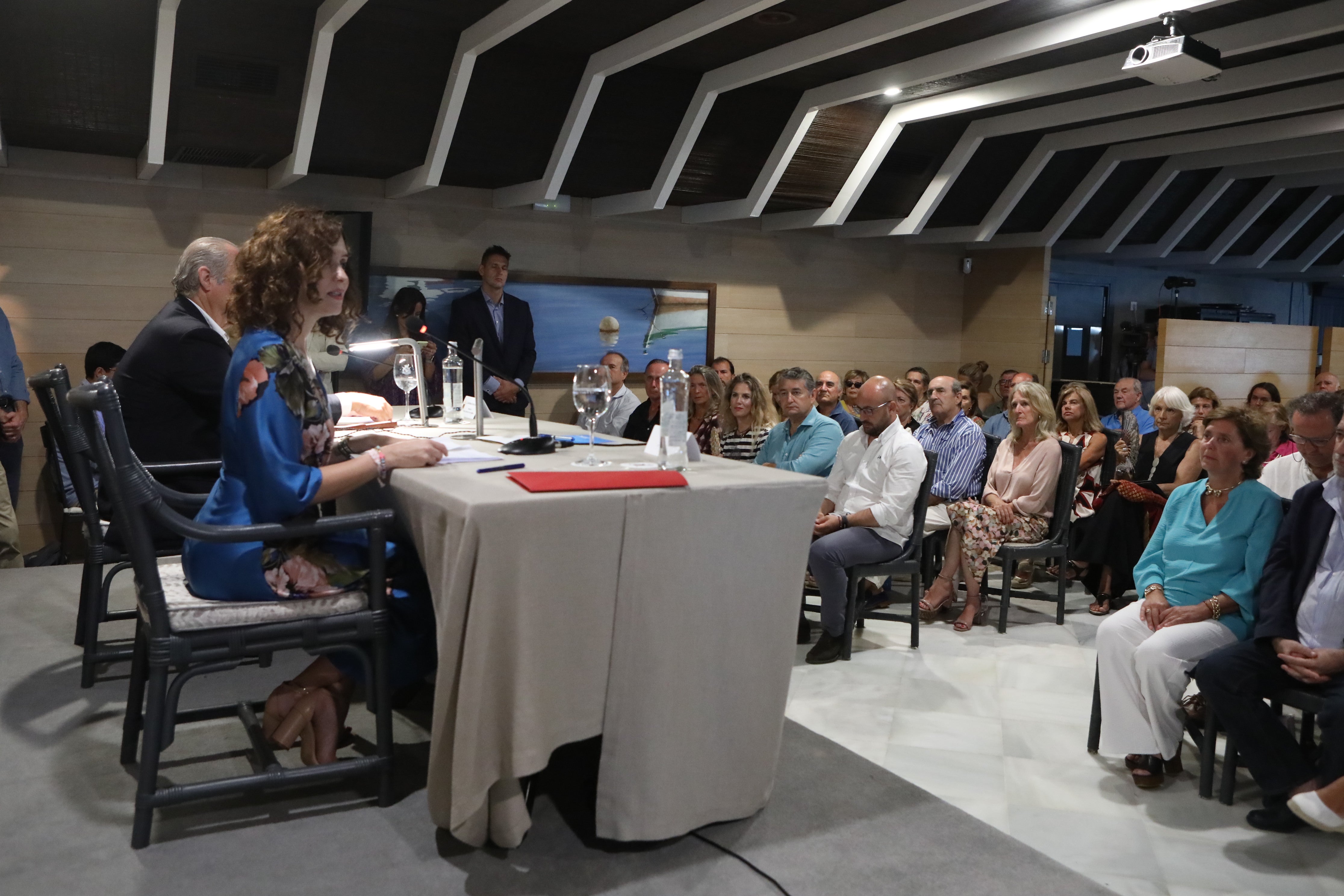 Fotos: Isabel Díaz Ayuso, en el Aula de Vista Hermosa de El Puerto