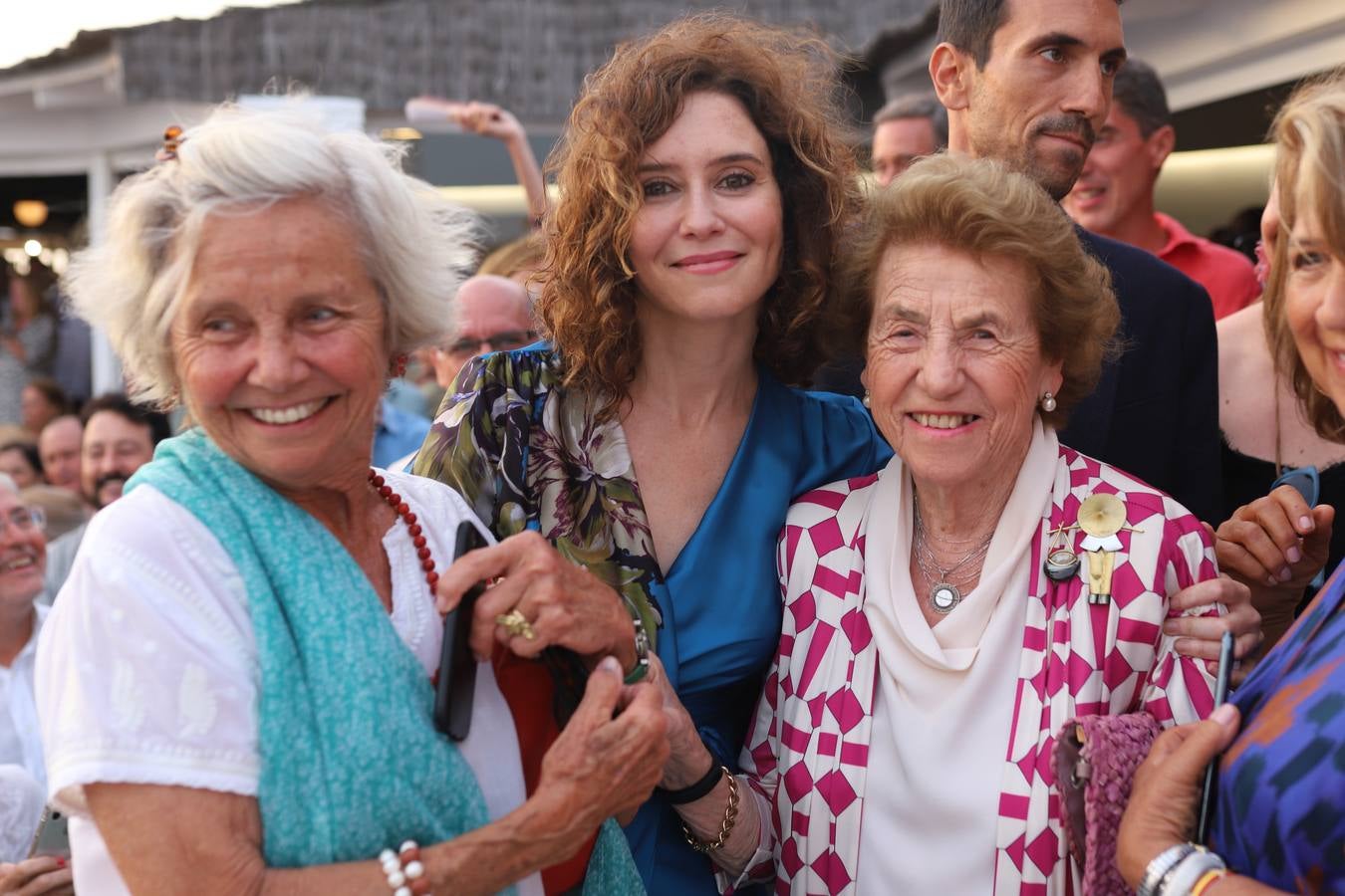 Teresa Hoyos, Ayuso y Ana Mari Bohórquez