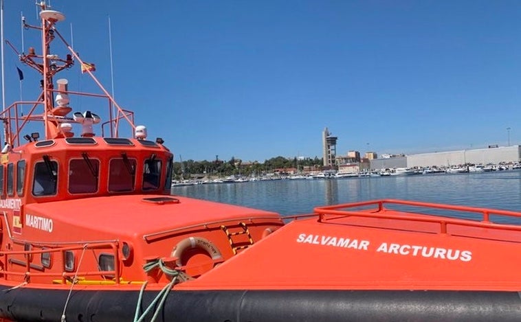 Un magrebí con un aro salvavidas es rescatado en aguas de Algeciras