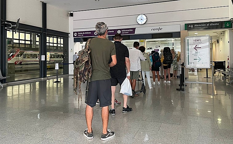Se acercan a 10.000 los abonos gratuitos de Renfe retirados en Cádiz