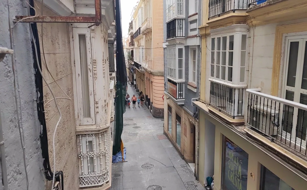 Un trabajador cae desde un andamio de una obra en la calle José del Toro de Cádiz