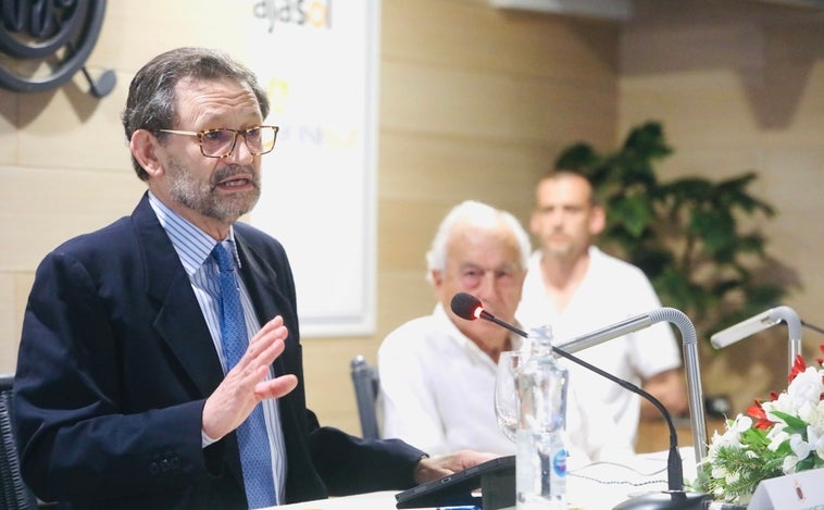 El médico y escritor José Antonio Sánchez Calzado pone el broche de oro al ciclo de conferencias de Vista Hermosa