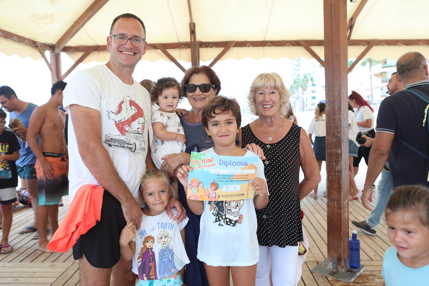 Un concurso de castillos de arena pone broche al mes de agosto en las playas de Cádiz