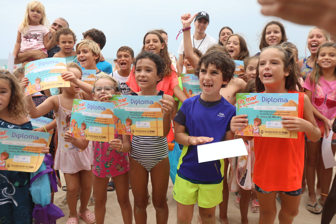 Un concurso de castillos de arena pone broche al mes de agosto en las playas de Cádiz