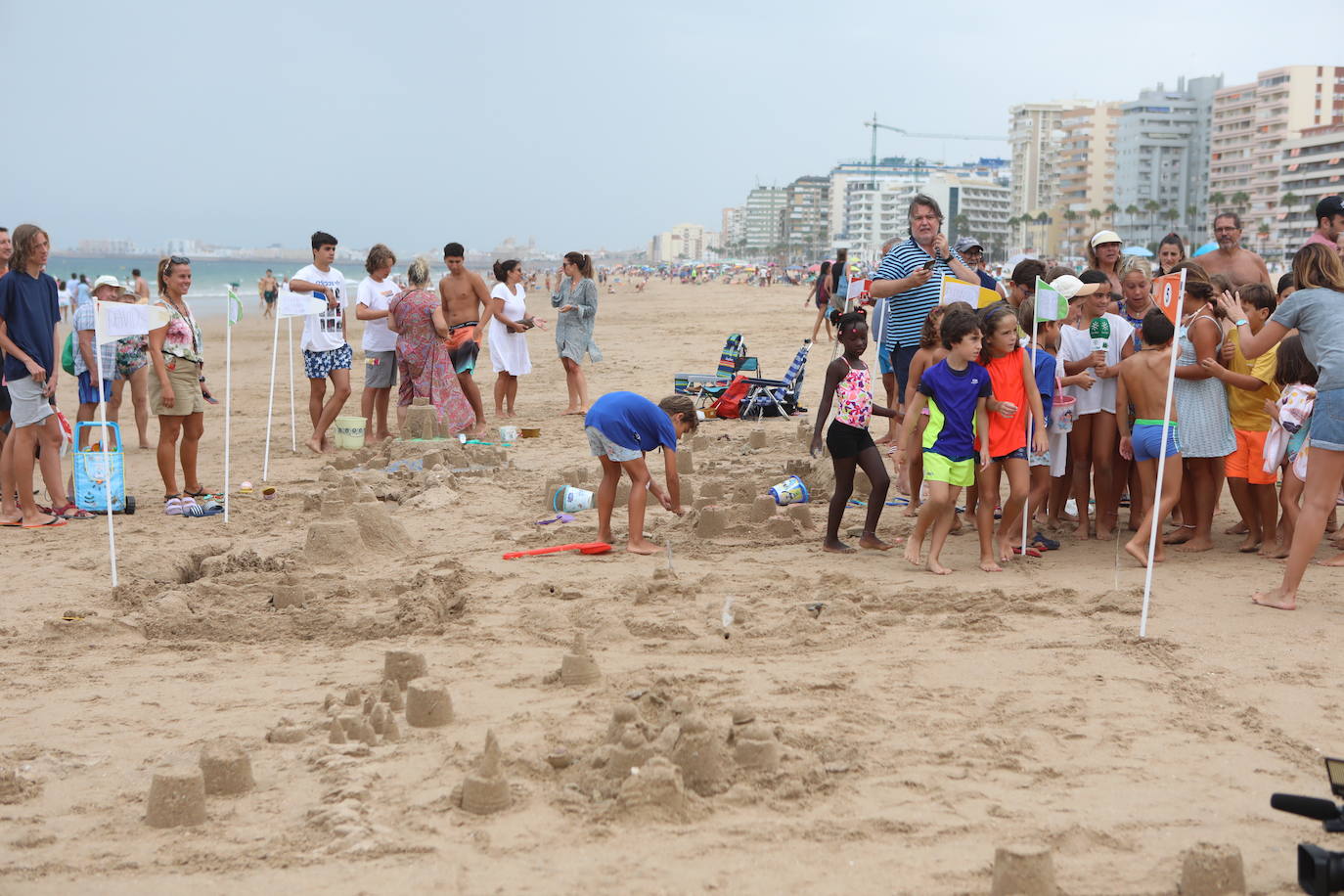 Un concurso de castillos de arena pone broche al mes de agosto en las playas de Cádiz