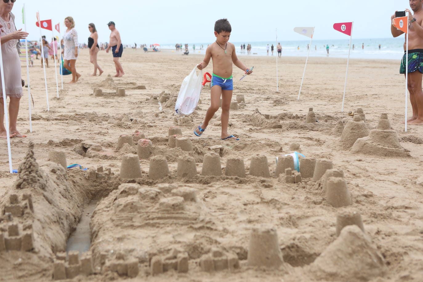 Un concurso de castillos de arena pone broche al mes de agosto en las playas de Cádiz