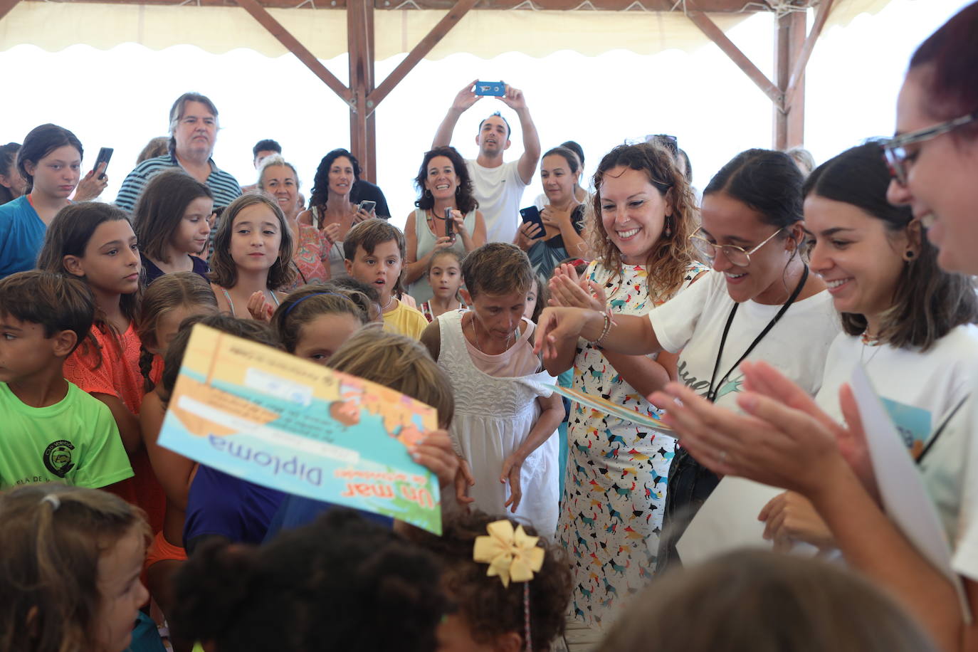 Un concurso de castillos de arena pone broche al mes de agosto en las playas de Cádiz