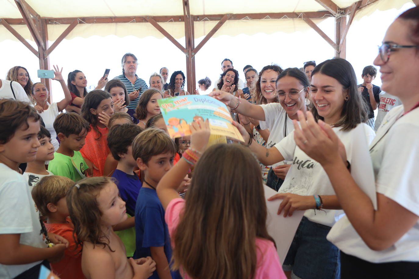 Un concurso de castillos de arena pone broche al mes de agosto en las playas de Cádiz
