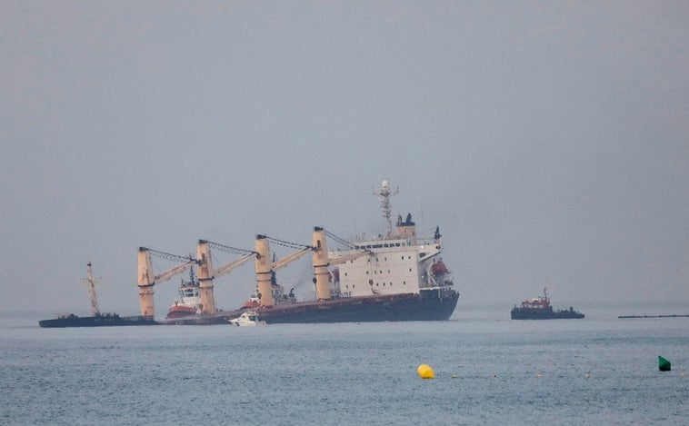 Alerta por «incidente grave» tras romperse el casco del buque semihundido en Gibraltar y detectarse una fuga de lubricante