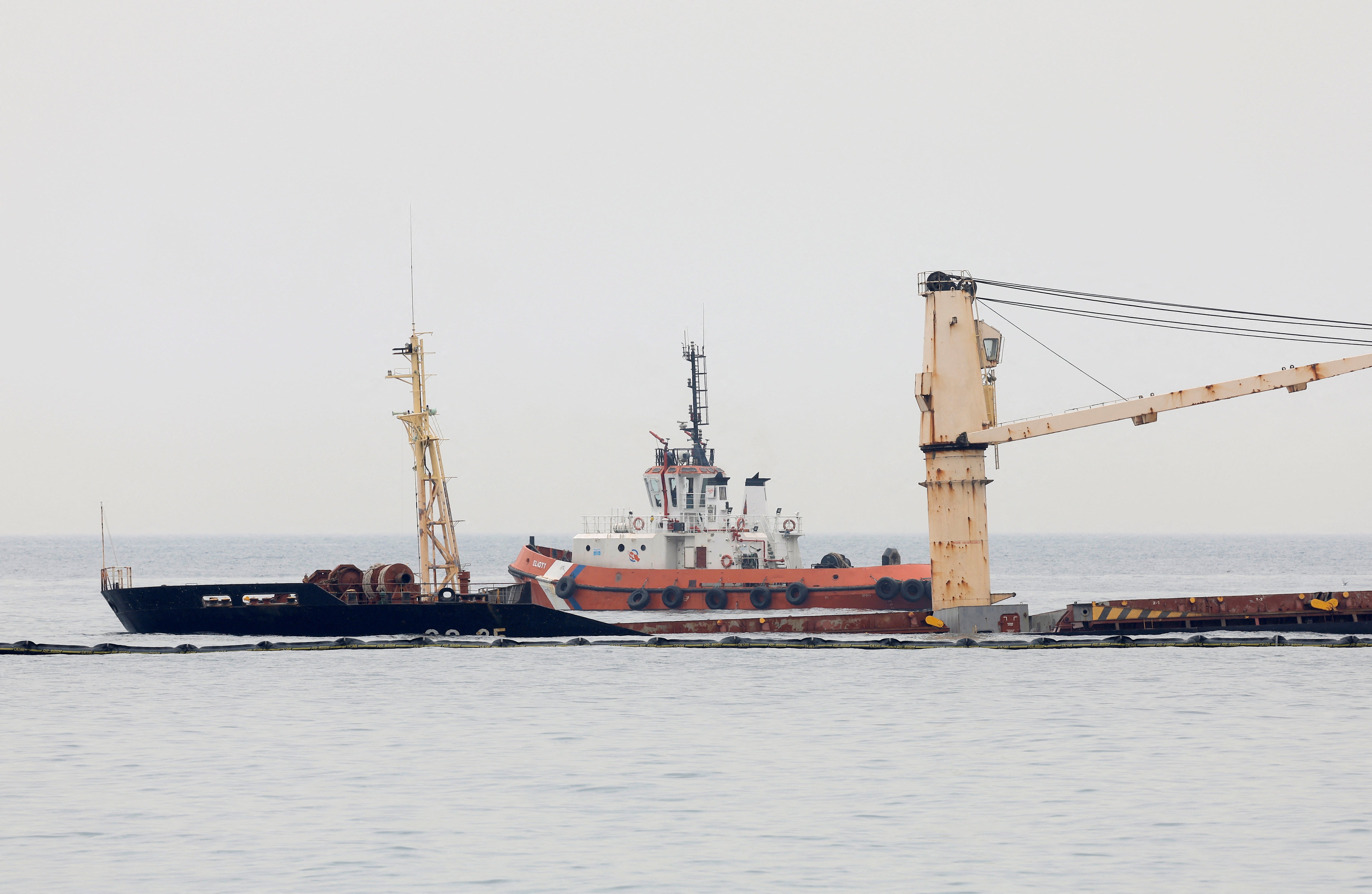 Fotos: el buque semihundido en Gibraltar