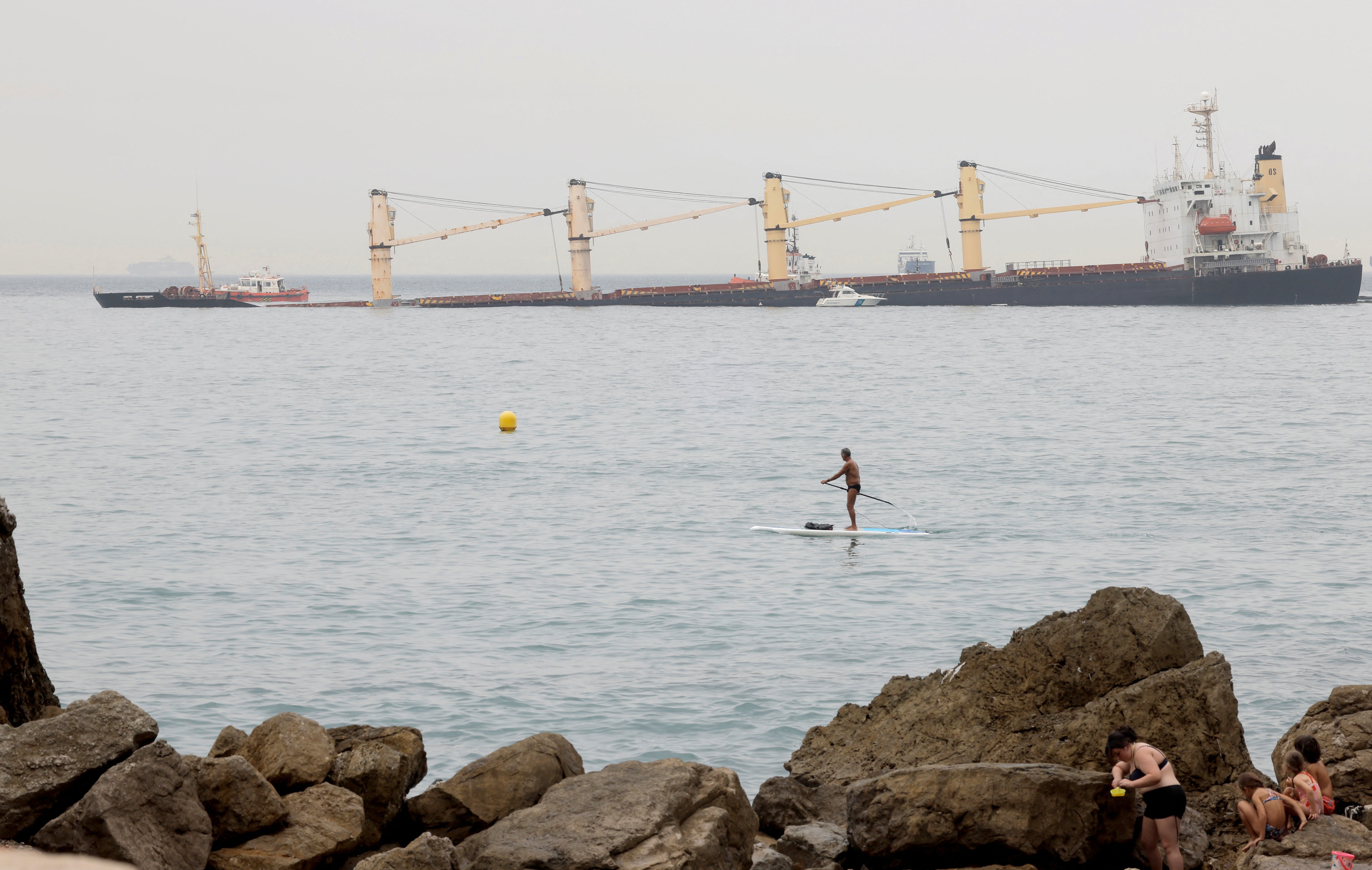 Fotos: el buque semihundido en Gibraltar