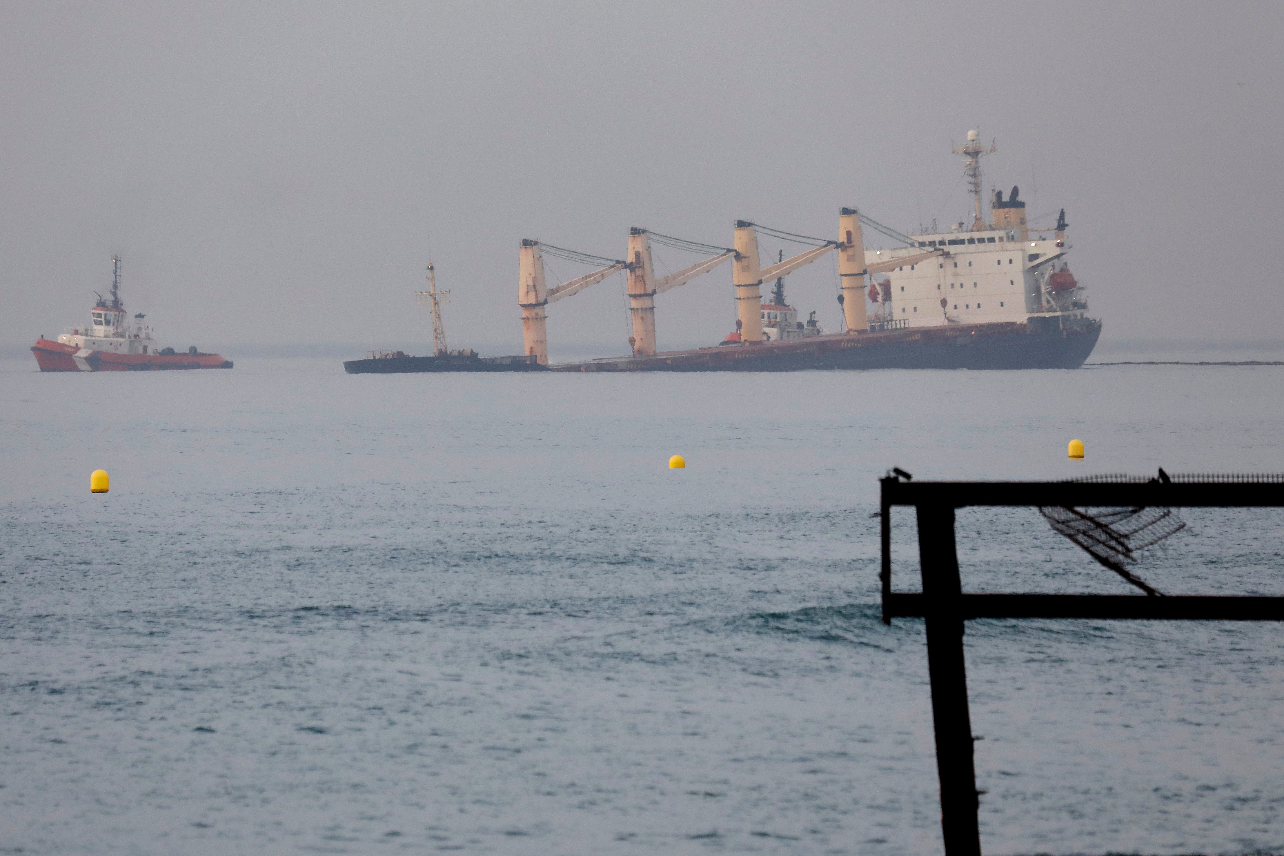 Fotos: el buque semihundido en Gibraltar