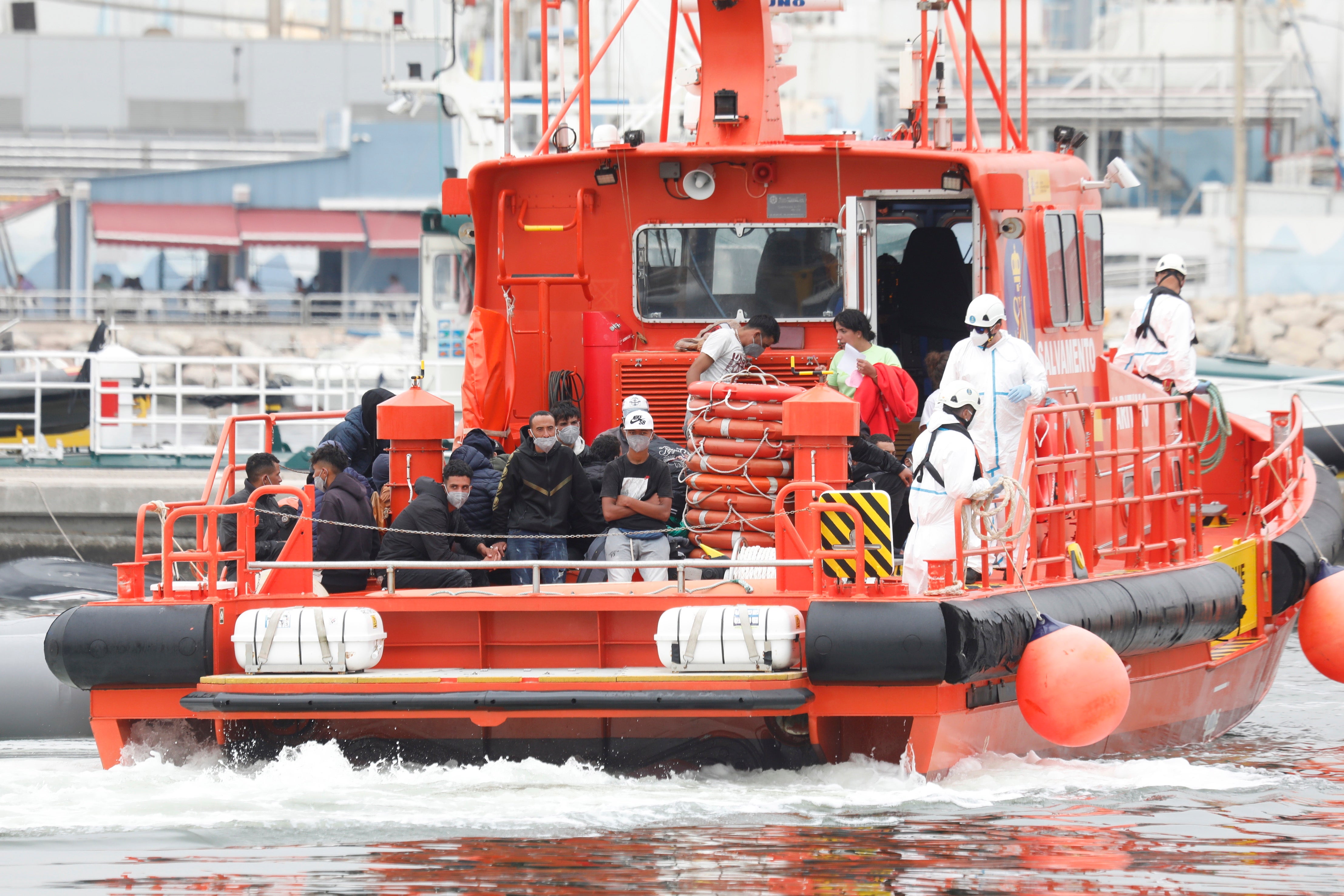 Fotos: el buque semihundido en Gibraltar
