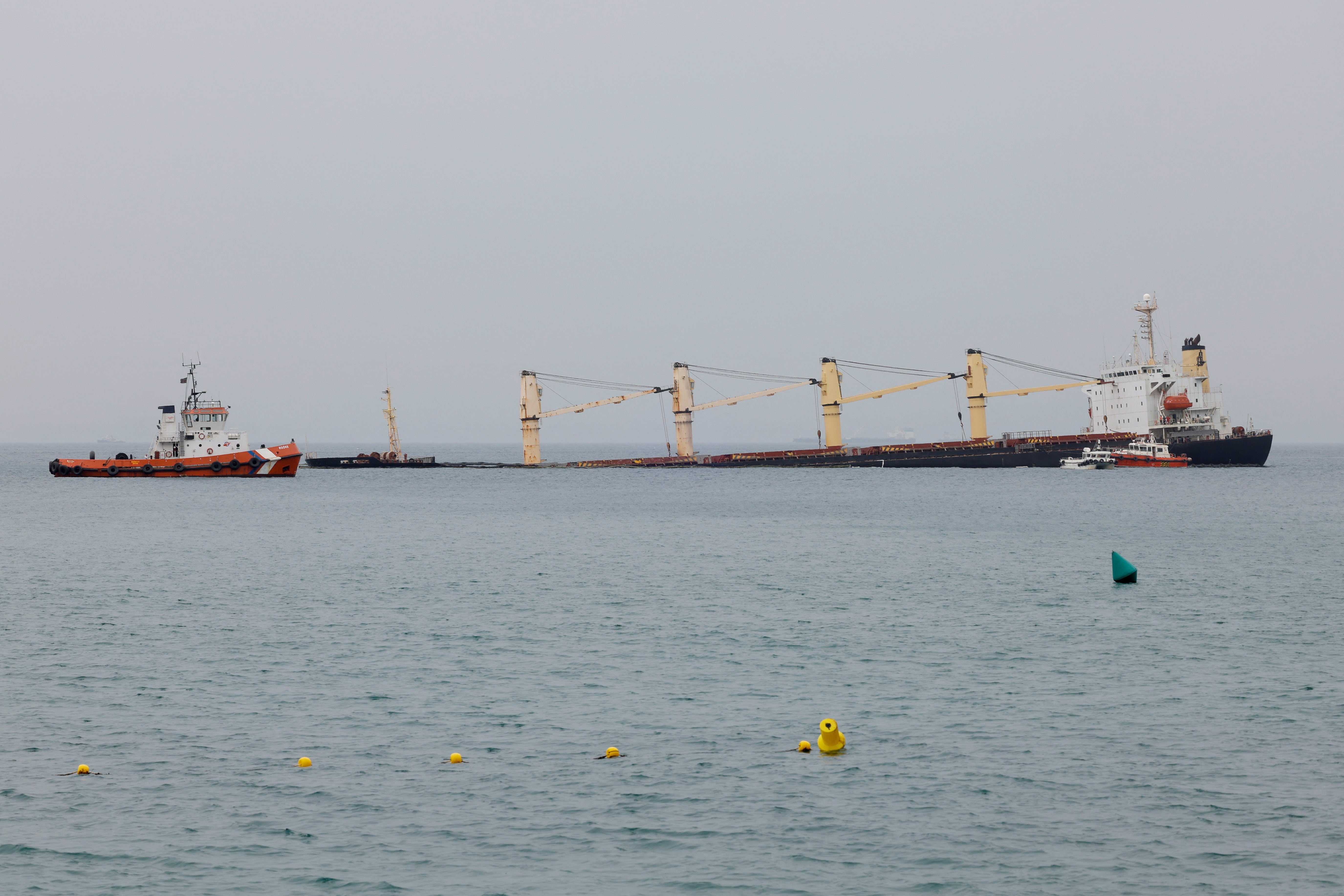 Fotos: el buque semihundido en Gibraltar