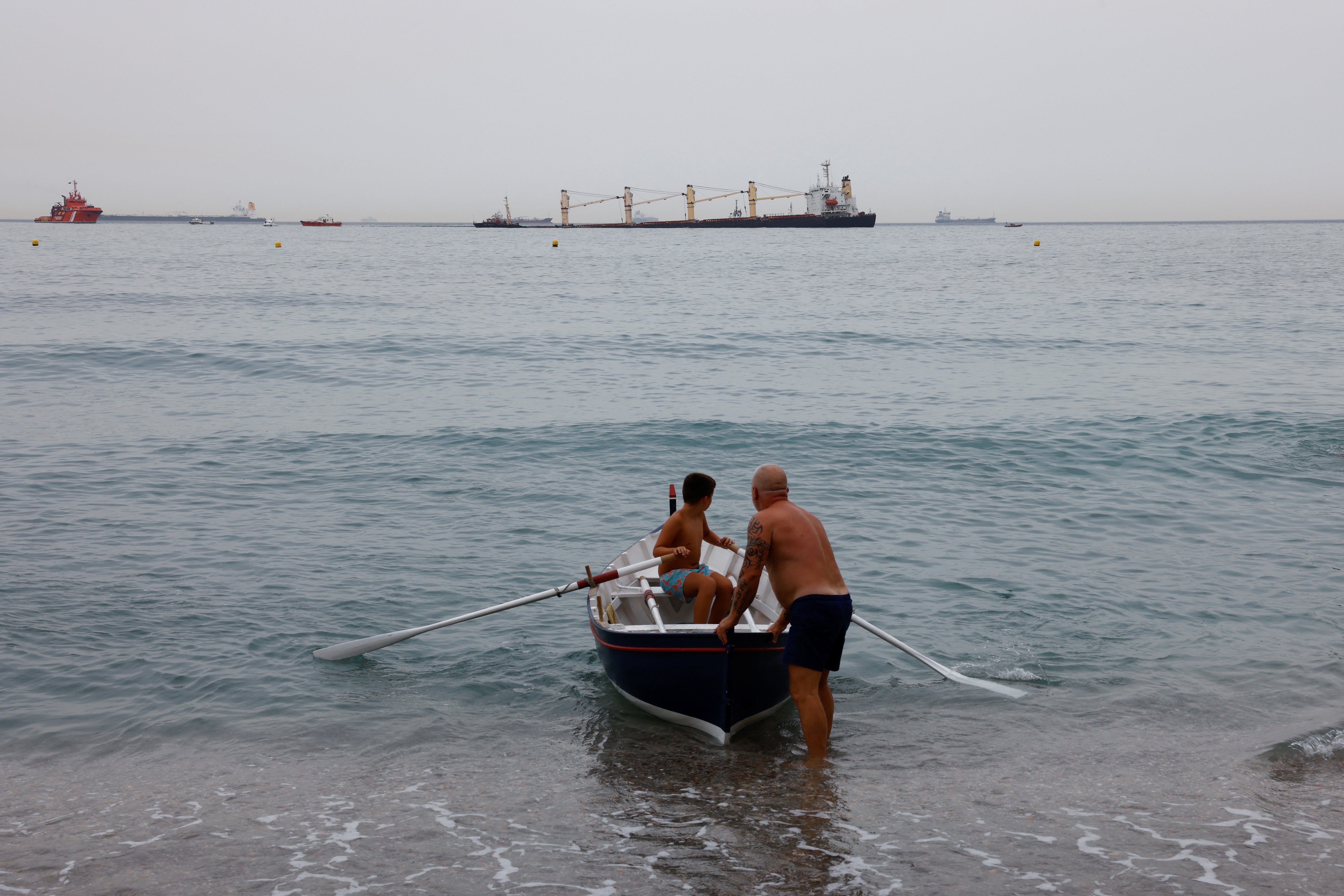 Fotos: el buque semihundido en Gibraltar