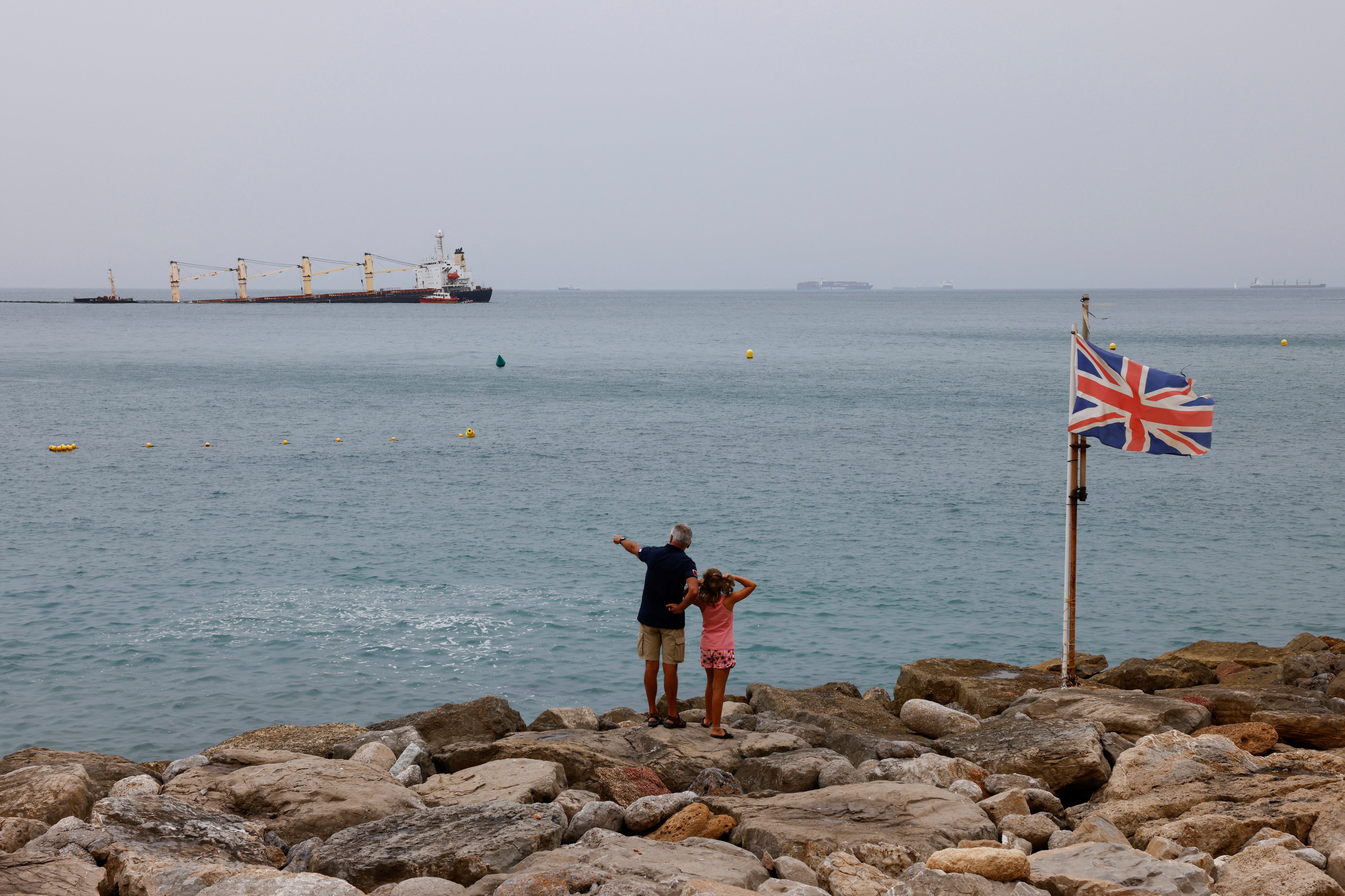 Fotos: el buque semihundido en Gibraltar
