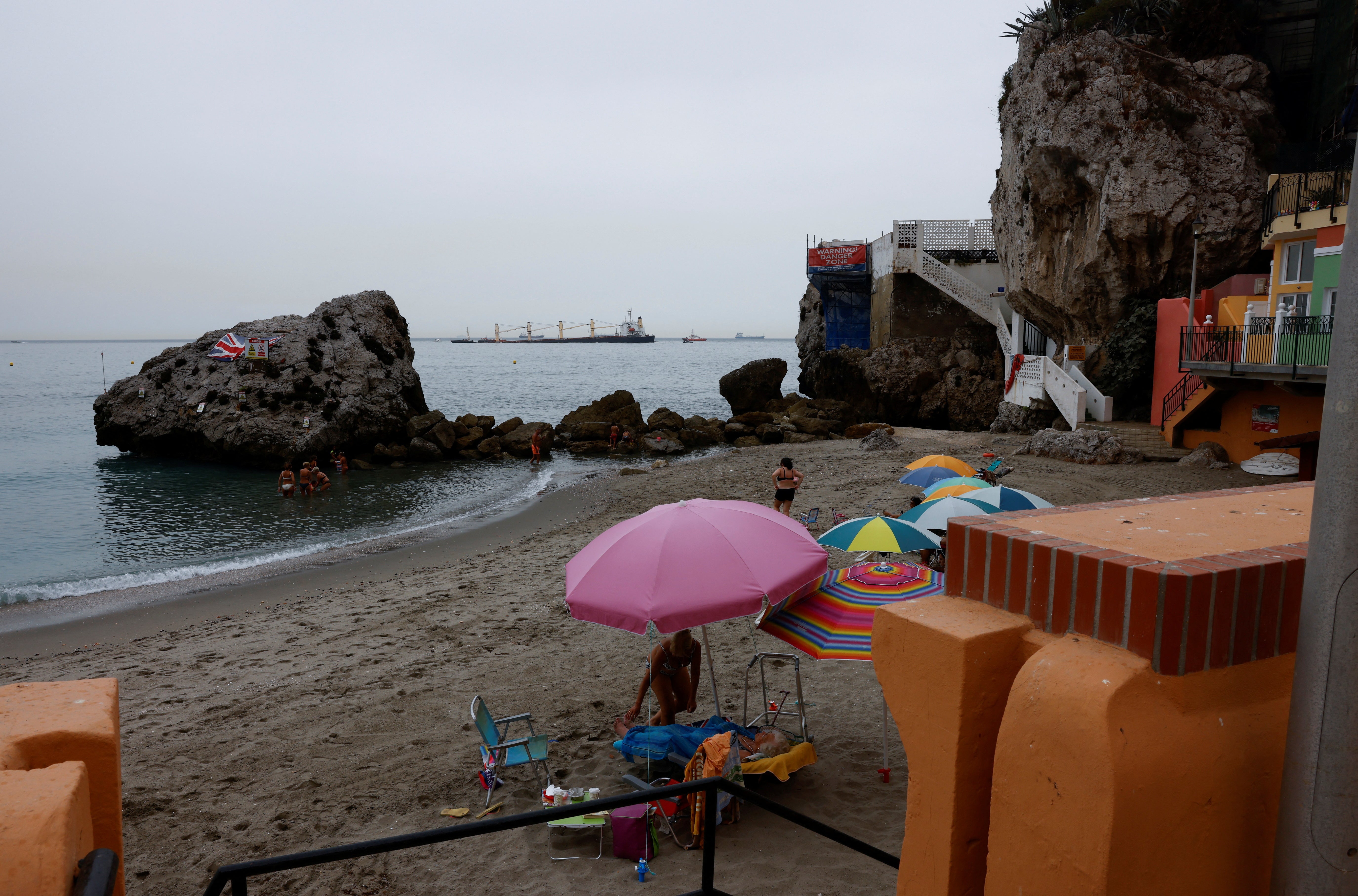 Fotos: el buque semihundido en Gibraltar