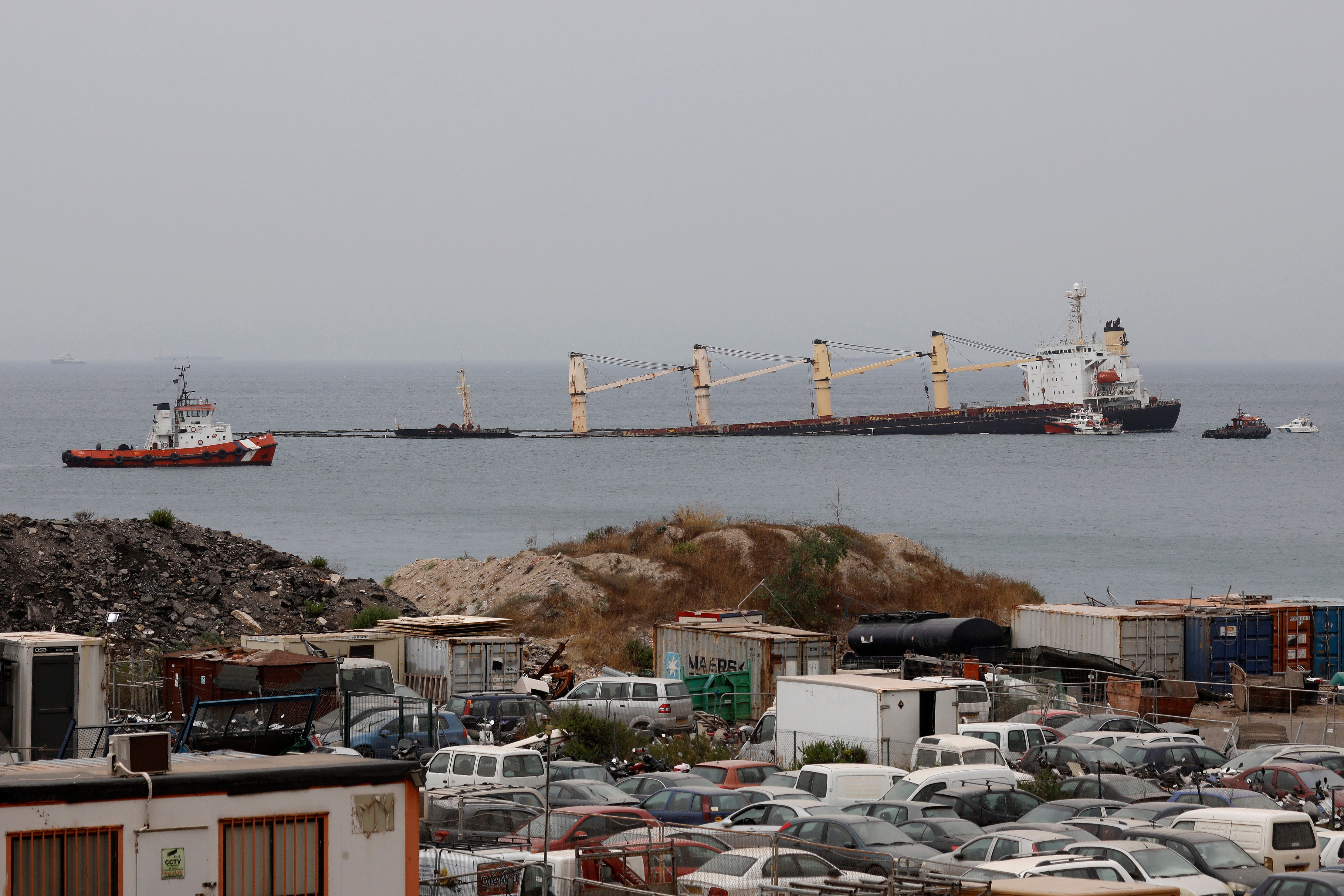 Fotos: el buque semihundido en Gibraltar