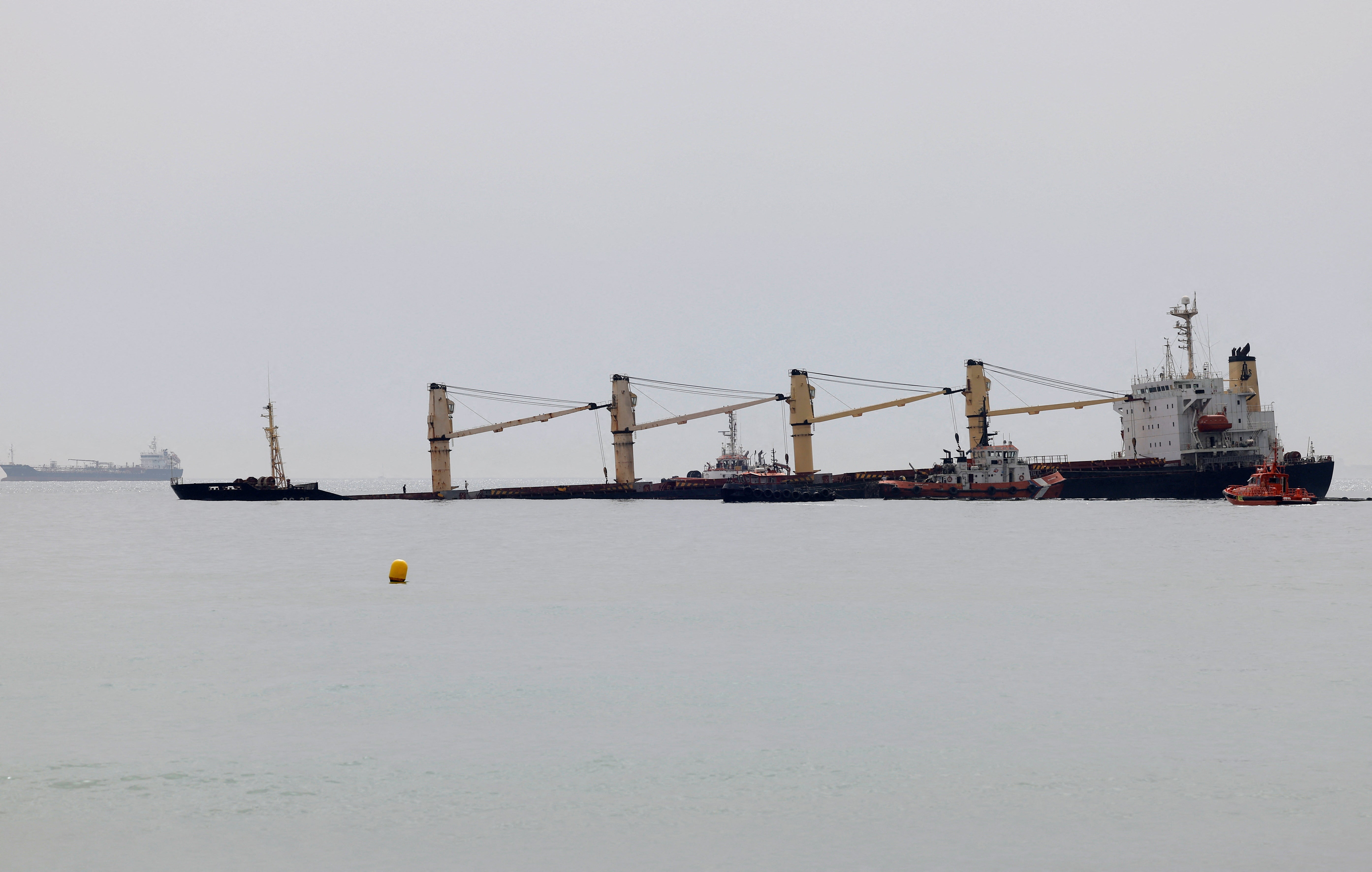 Fotos: el buque semihundido en Gibraltar