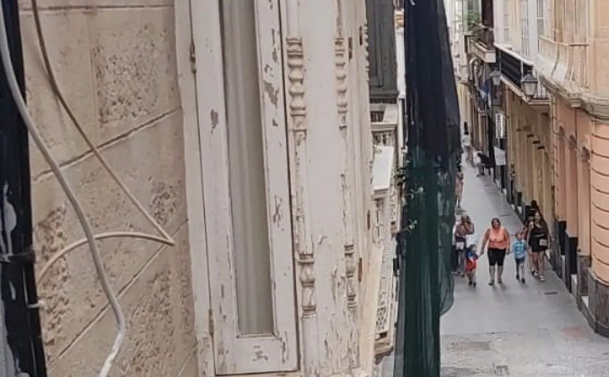 Estable y fuera de peligro el obrero caído al vacío en una obra en la calle José del Toro de Cádiz