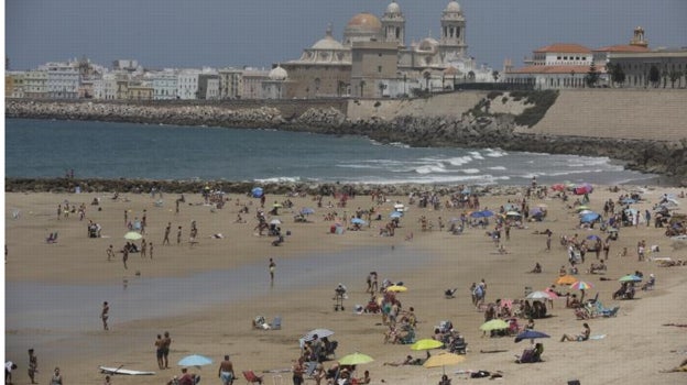 Imagen de la playa de Santa María con la Catedral de fondo.