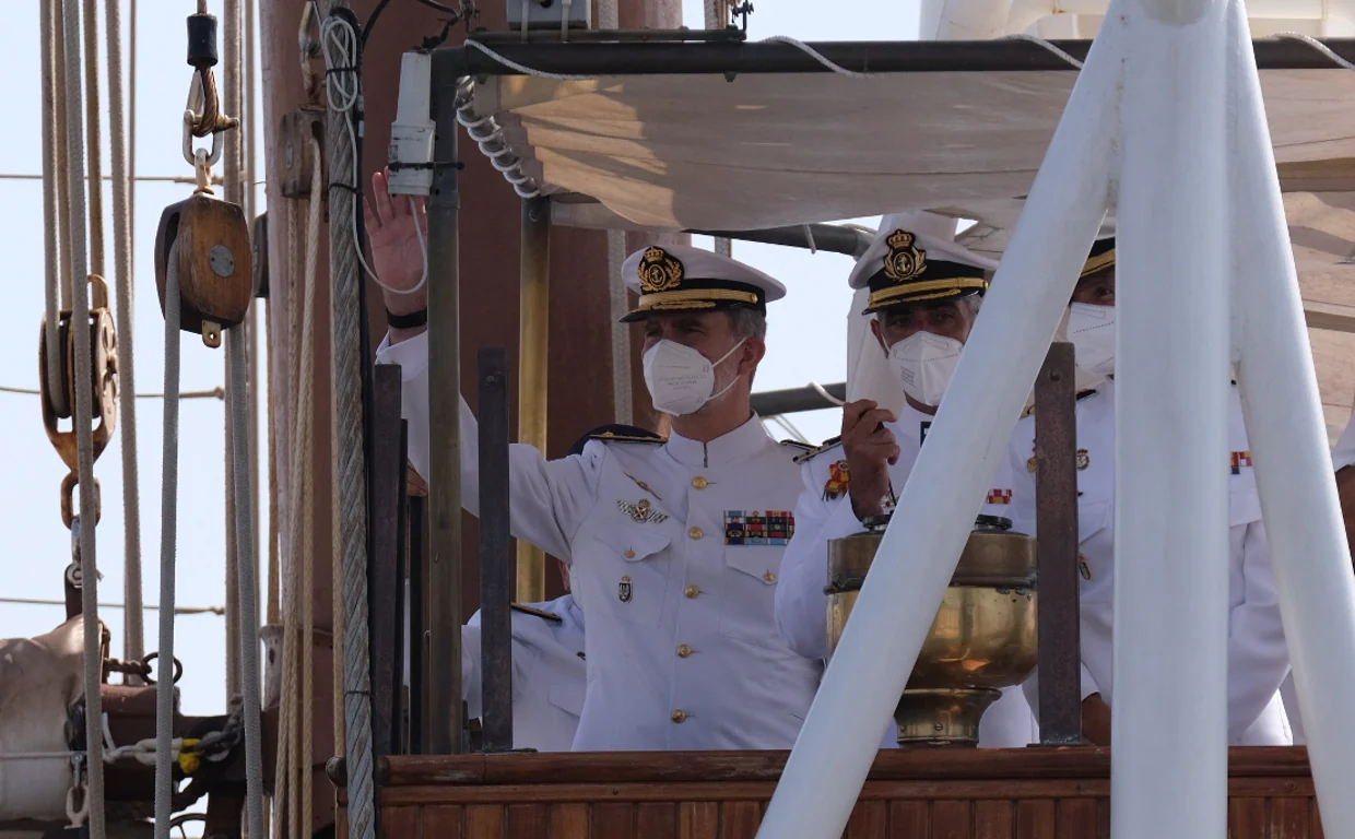El Rey a bordo del Elcano el año pasado, durante la llegada a Cádiz del buque tras realizar su undécima vuelta al mundo.