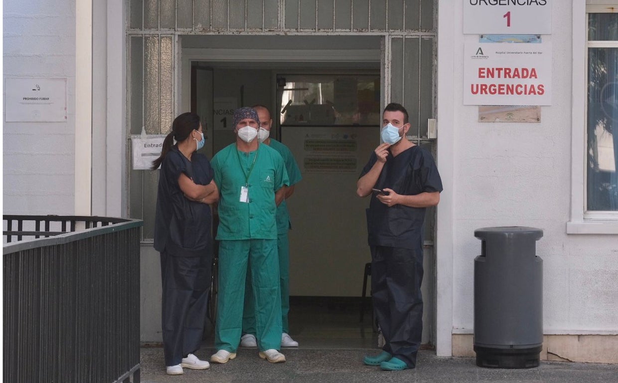 Imagen de archivo de sanitarios en el Hospital Puerta del Mar.