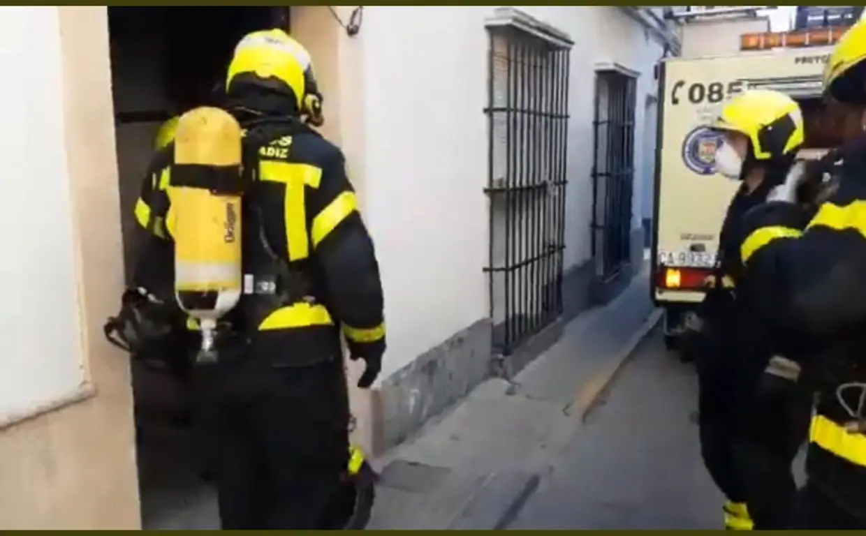 Dos personas atendidas por inhalación de humo en el incendio de una vivienda en Algeciras
