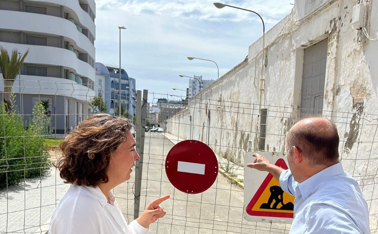 Juancho Ortiz denuncia que dos calles de Los Chinchorros permanecen cerradas al tráfico de forma «incomprensible»