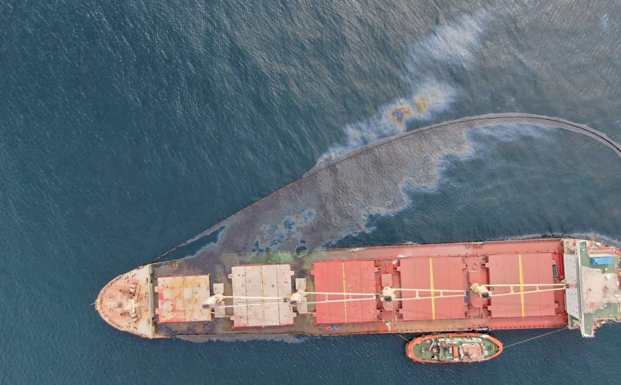 Cádiz manda un barco a Gibraltar para la recogida de residuos tras el hundimiento del buque OS35