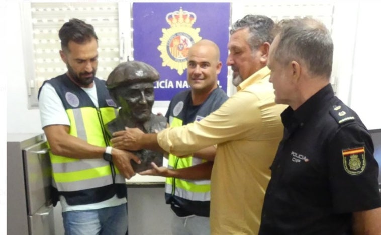 La Policía Nacional  entrega el busto de 'Pepe el del Vapor' recuperado de una acequia cerca del Aqualand de El Puerto