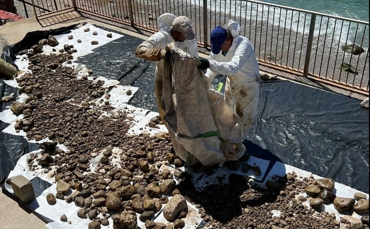 El viento desplaza las barreras de protección para contener el aceite del buque OS35 en Gibraltar