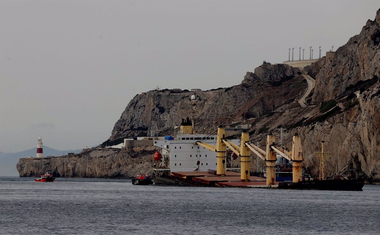 Gibraltar asegura que la situación del buque semihundido OS35 sigue «estable y bajo control»