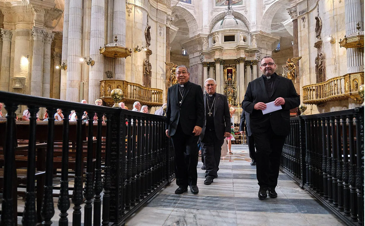 Imagen del nuncio apostólico de la Santa Sede en España en su visita a la Catedral de Cádiz.