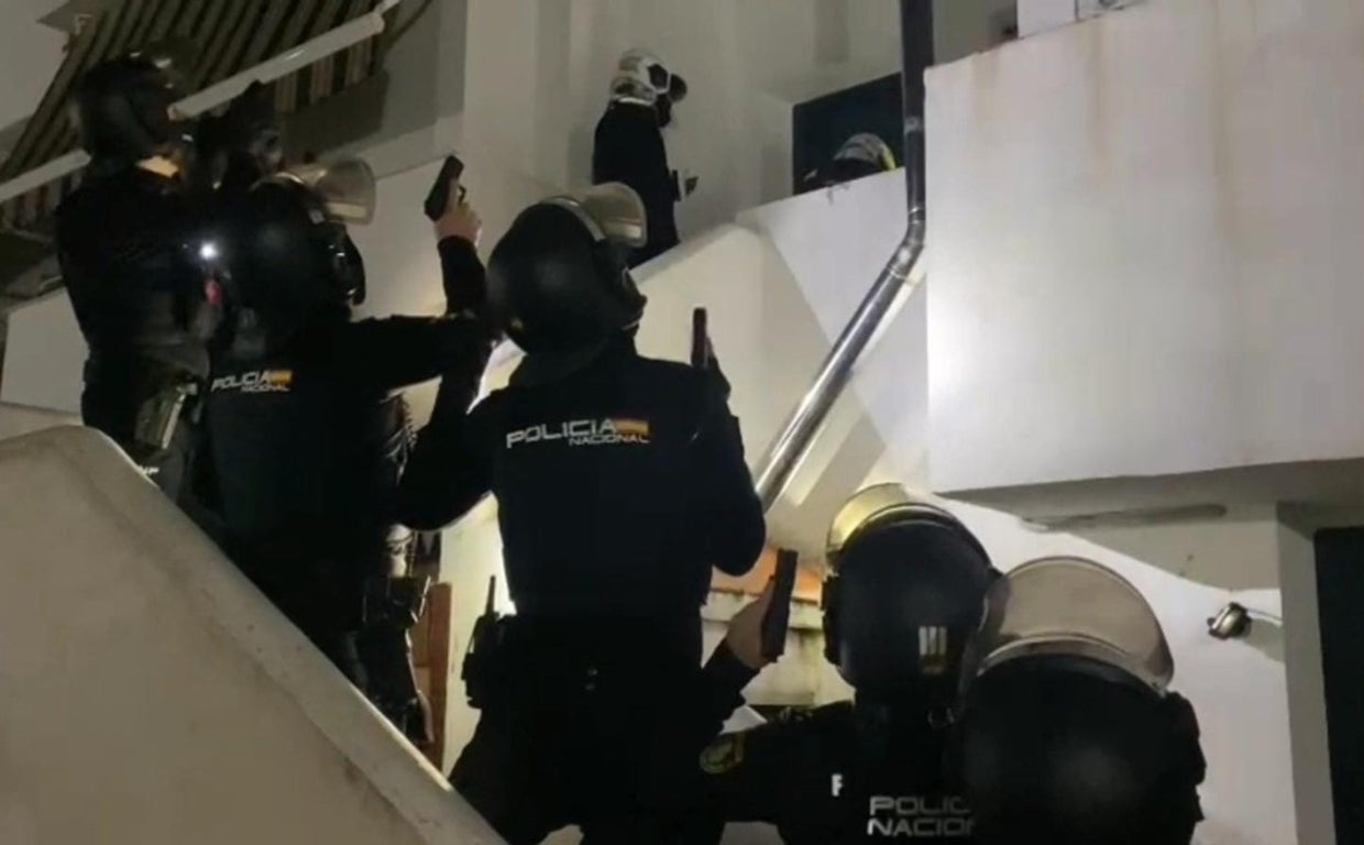 Policías nacionales, durante una reciente operación realizada en Algeciras