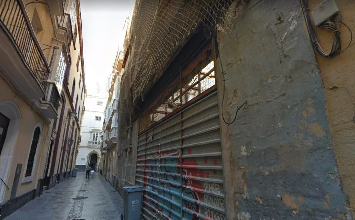 Valla metálica que oculta el solar pendiente de construcción en la céntrica calle Santiago