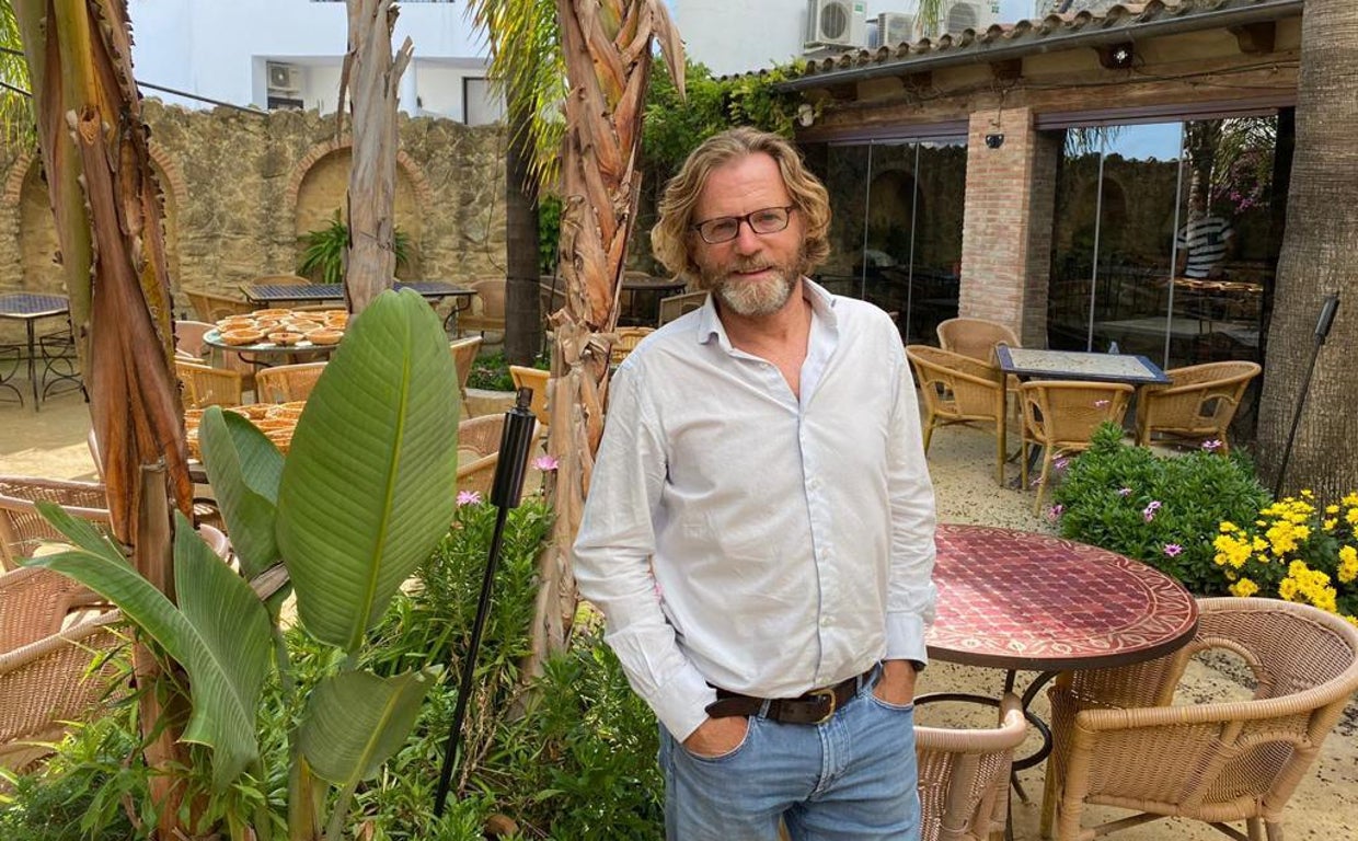 James Stuart, en el restaurante El Jardín del Califa en Vejer.