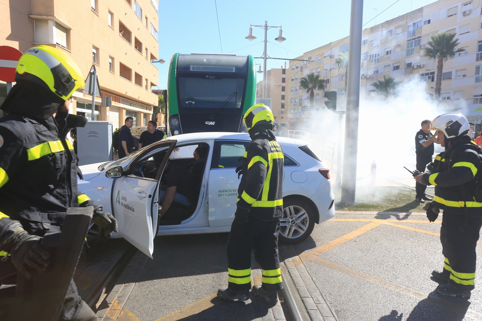 En imágenes: Simulacro de emergencia en el tranvía de la Bahía