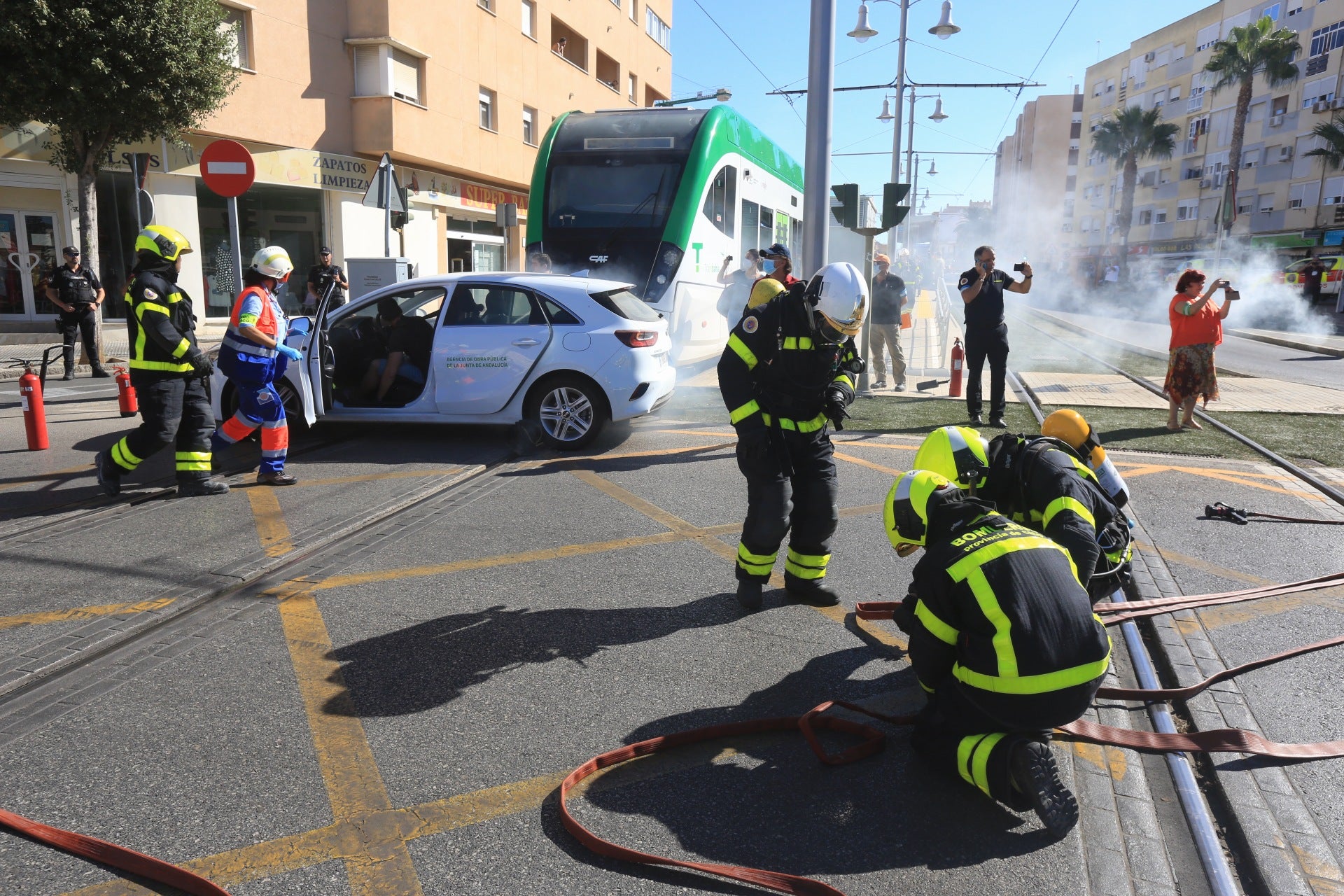 En imágenes: Simulacro de emergencia en el tranvía de la Bahía