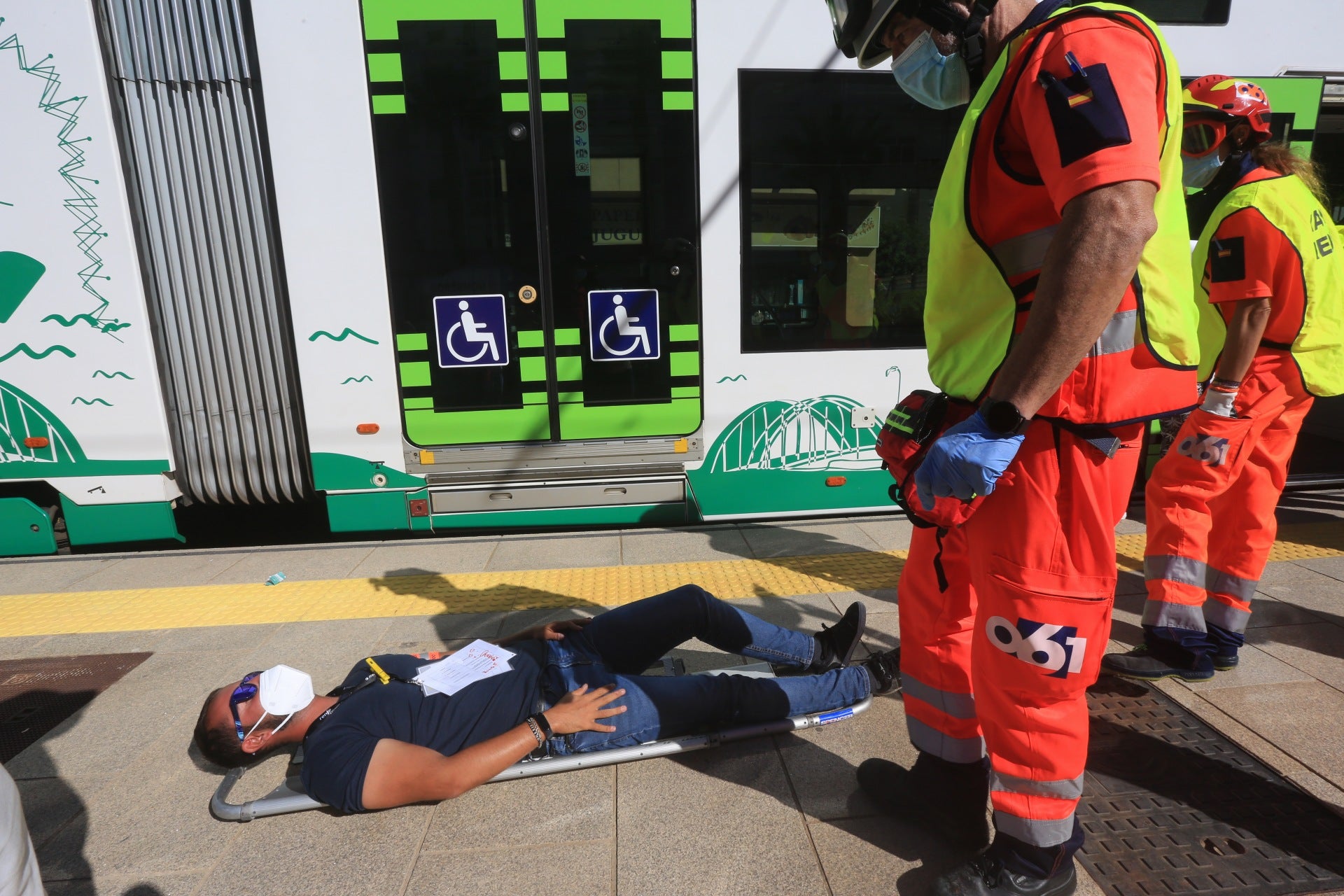 En imágenes: Simulacro de emergencia en el tranvía de la Bahía